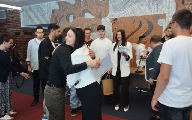 Поздравления на нашите завършващи дванадесетокласници!