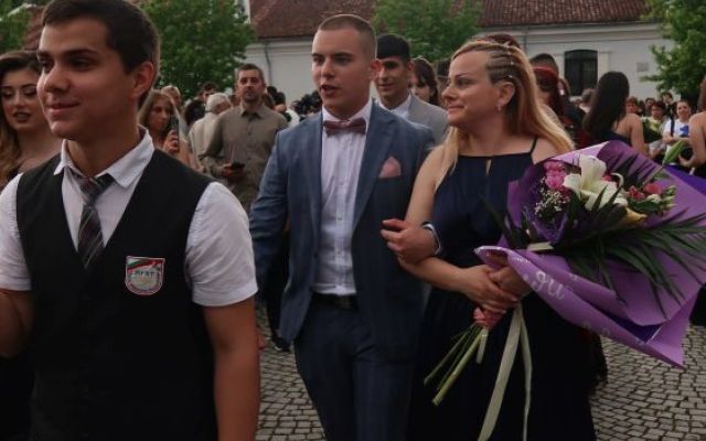 Поздравления на нашите завършващи дванадесетокласници!