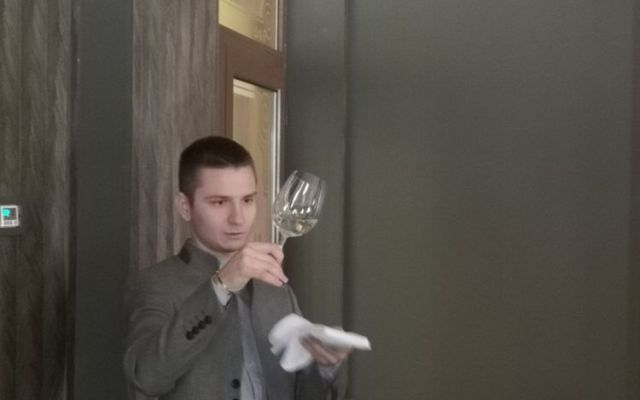 Представяне на бяло, червено вино и розе