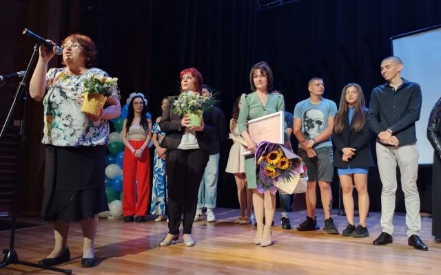 Поздравления на нашите завършващи дванадесетокласници!
