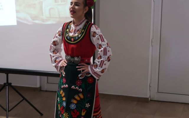 С почит към насъщния: Ученици от ПГХТ „Акад. Неделчо Неделчев“ отбелязаха Световния ден на хляба с презентацията „Пътят на хляба“