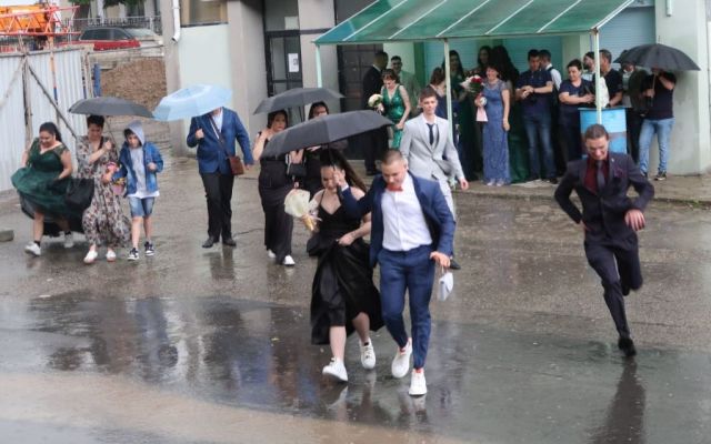 Поздравления на нашите завършващи дванадесетокласници!
