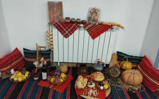 На 06.12.2024 г., Никулден, в Професионална гимназия по хотелиерство и туризъм „Академик Неделчо Неделчев“-Сливен грейнаха коледните светлини!
