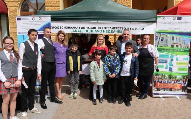 Посрещаме Велики четвъртък с общоградско боядисване на великденски яйца в Сливен