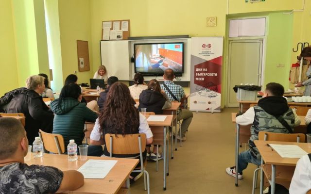 Представители на Асоциацията на месопреработвателите в България с впечатляваща презентация в ПГХТ „Акад. Неделчо Неделчев” [23.09.2022]