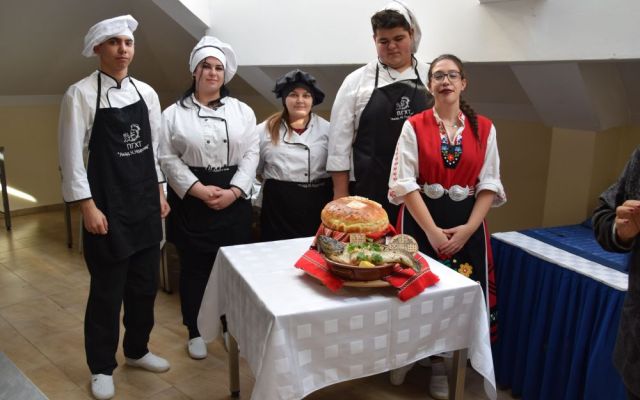 В очакване на Никулден с Дора Куршумова  и учениците на ПГХТ „Акад. Н. Неделчев“ [24.11.2023]