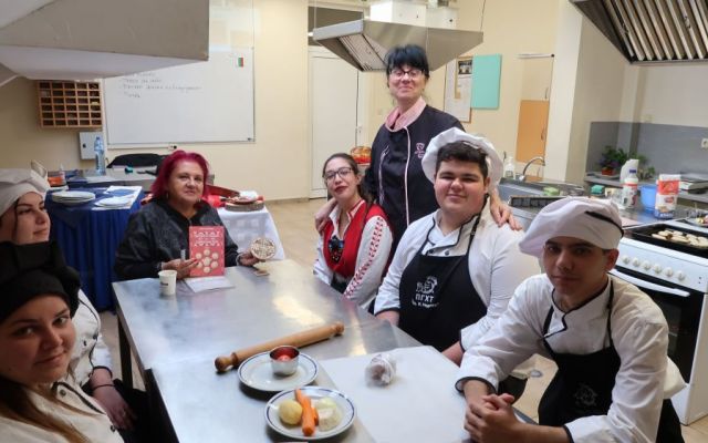 В очакване на Никулден с Дора Куршумова  и учениците на ПГХТ „Акад. Н. Неделчев“ [24.11.2023]