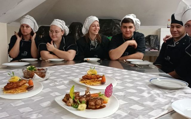 Новогодишна атмосфера с ароматни ястия, легенди за виното и разкази  за днешните винари. [14.12.2023]