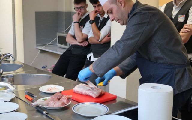 Новогодишна атмосфера с ароматни ястия, легенди за виното и разкази  за днешните винари. [14.12.2023]