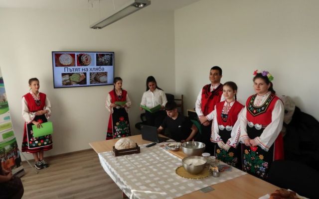 Пътят на хляба - едно пътешествие с iхб клас в хлебозавод „Демеа“ [02.12.2024]