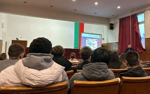 Ученици от ПГХТ взеха участие в Национална програма „Предпазване на младите хора от престъпления“ [29.11.2024]