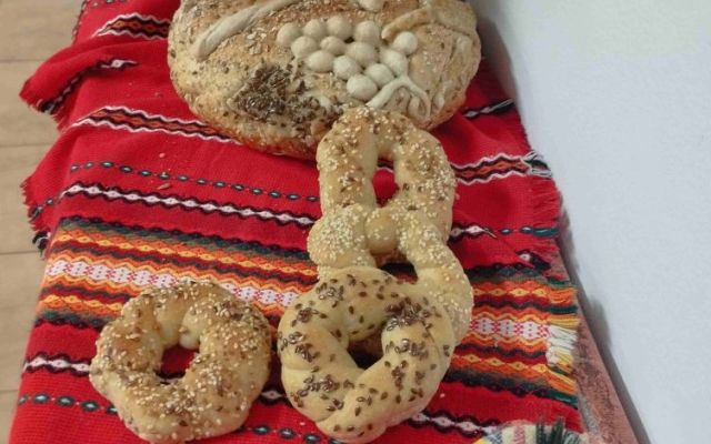На 06.12.2024 г., Никулден, в Професионална гимназия по хотелиерство и туризъм „Академик Неделчо Неделчев“-Сливен грейнаха коледните светлини! [07.12.2024]