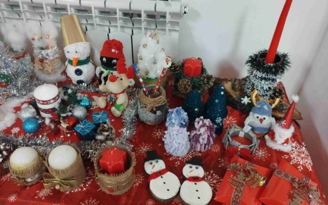 На 06.12.2024 г., Никулден, в Професионална гимназия по хотелиерство и туризъм „Академик Неделчо Неделчев“-Сливен грейнаха коледните светлини! [07.12.2024]