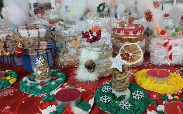 На 06.12.2024 г., Никулден, в Професионална гимназия по хотелиерство и туризъм „Академик Неделчо Неделчев“-Сливен грейнаха коледните светлини! [07.12.2024]