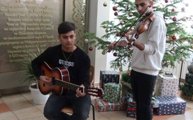 На 06.12.2024 г., Никулден, в Професионална гимназия по хотелиерство и туризъм „Академик Неделчо Неделчев“-Сливен грейнаха коледните светлини! [07.12.2024]