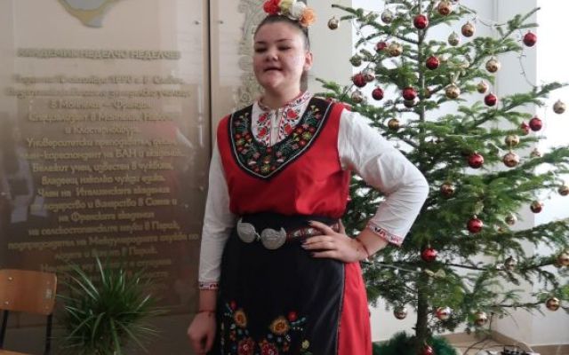 На 06.12.2024 г., Никулден, в Професионална гимназия по хотелиерство и туризъм „Академик Неделчо Неделчев“-Сливен грейнаха коледните светлини! [07.12.2024]