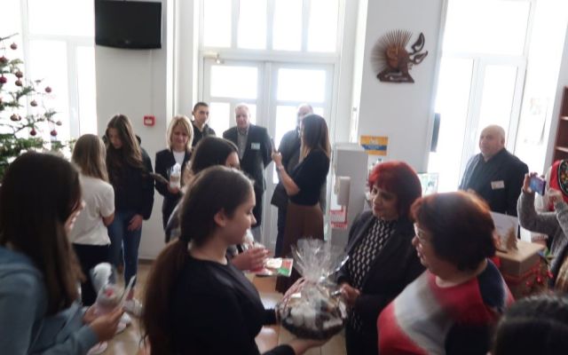На 06.12.2024 г., Никулден, в Професионална гимназия по хотелиерство и туризъм „Академик Неделчо Неделчев“-Сливен грейнаха коледните светлини! [07.12.2024]
