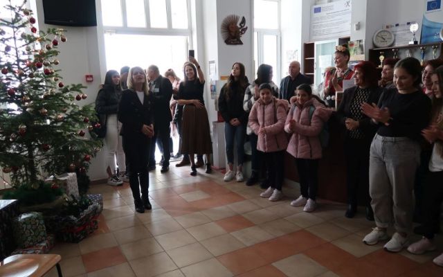 На 06.12.2024 г., Никулден, в Професионална гимназия по хотелиерство и туризъм „Академик Неделчо Неделчев“-Сливен грейнаха коледните светлини! [07.12.2024]