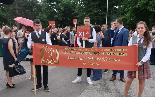 Поздравления на нашите завършващи дванадесетокласници! [24.05.2025]
