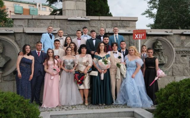 Поздравления на нашите завършващи дванадесетокласници! [24.05.2025]