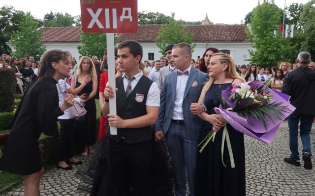 Поздравления на нашите завършващи дванадесетокласници! [24.05.2025]