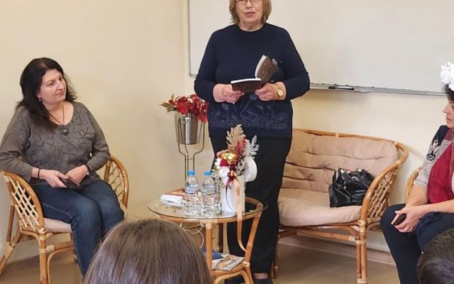 Пъстра литературна магия и вълнуваща среща с поетесата Анна Малешкова [26.11.2025]