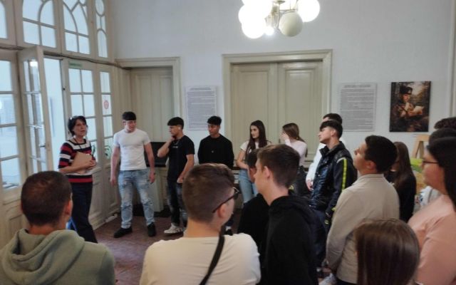 Урок по история в библиотеката: ПГХТ – Сливен почете героите от Април 1876-а [04.05.2026]