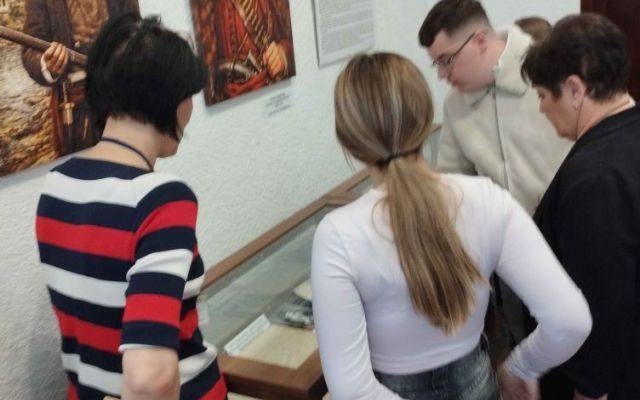 Урок по история в библиотеката: ПГХТ – Сливен почете героите от Април 1876-а [04.05.2026]
