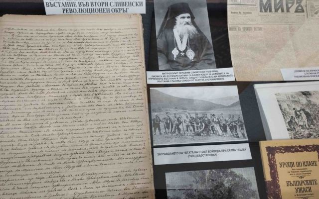Урок по история в библиотеката: ПГХТ – Сливен почете героите от Април 1876-а [04.05.2026]