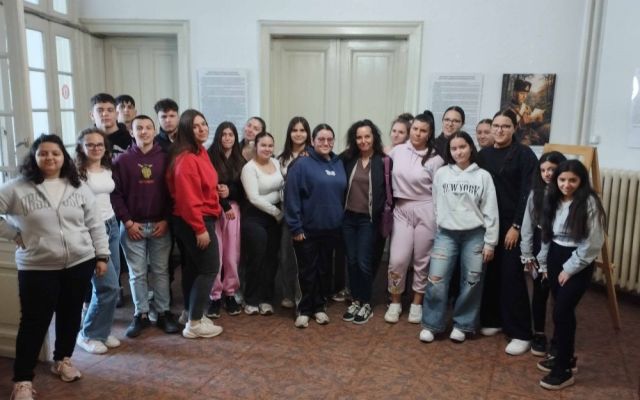 Урок по история в библиотеката: ПГХТ – Сливен почете героите от Април 1876-а [04.05.2026]