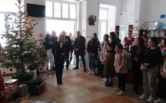 На 06.12.2024 г., Никулден, в Професионална гимназия по хотелиерство и туризъм „Академик Неделчо Неделчев“-Сливен грейнаха коледните светлини!