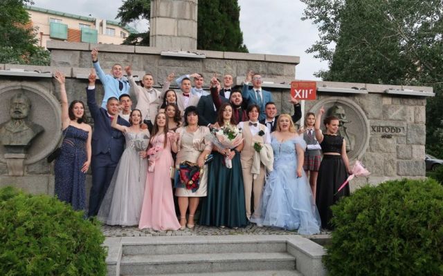 Поздравления на нашите завършващи дванадесетокласници!