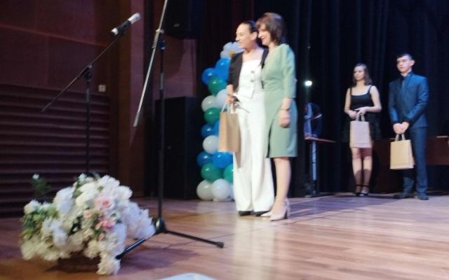 Поздравления на нашите завършващи дванадесетокласници!