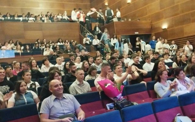 Поздравления на нашите завършващи дванадесетокласници!