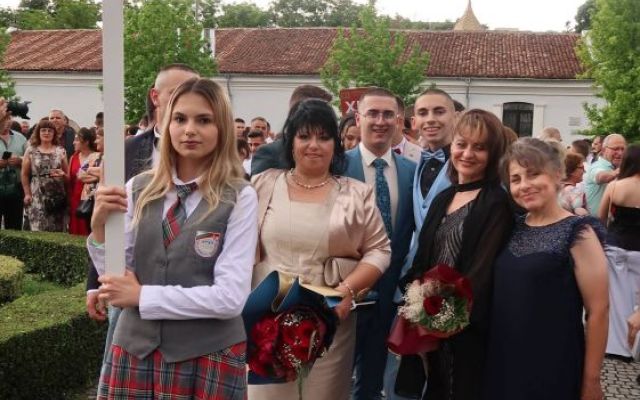 Поздравления на нашите завършващи дванадесетокласници!