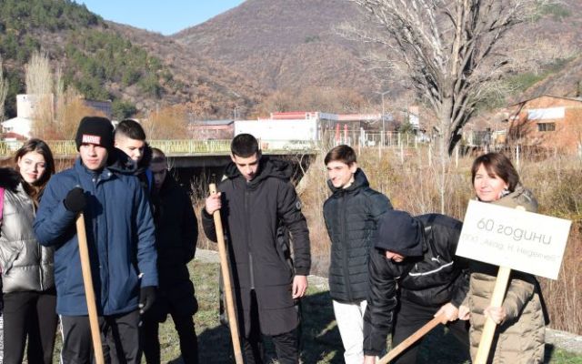 60 фиданки по случай 60-тата годишнина гимназията