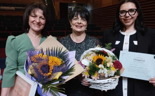 Поздравления на нашите завършващи дванадесетокласници!