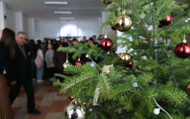 На 06.12.2024 г., Никулден, в Професионална гимназия по хотелиерство и туризъм „Академик Неделчо Неделчев“-Сливен грейнаха коледните светлини!