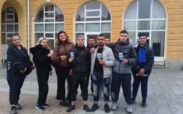 „На пътя ни чакат обичани хора!“ – послание от учениците на ПГХТ „Академик Неделчо Неделчев“ – Сливен