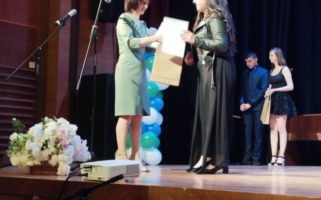Поздравления на нашите завършващи дванадесетокласници!