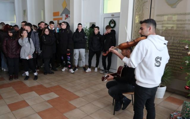 На 06.12.2024 г., Никулден, в Професионална гимназия по хотелиерство и туризъм „Академик Неделчо Неделчев“-Сливен грейнаха коледните светлини!