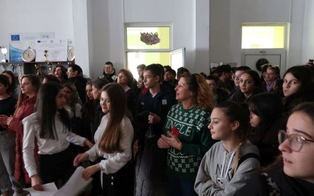 На 06.12.2024 г., Никулден, в Професионална гимназия по хотелиерство и туризъм „Академик Неделчо Неделчев“-Сливен грейнаха коледните светлини!