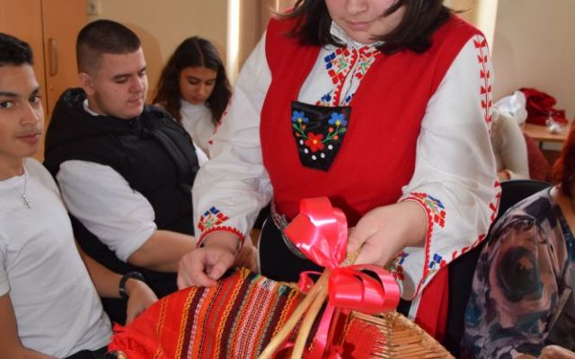 „Магията на Коледните празници, традиции и обичаи у нас и по света“