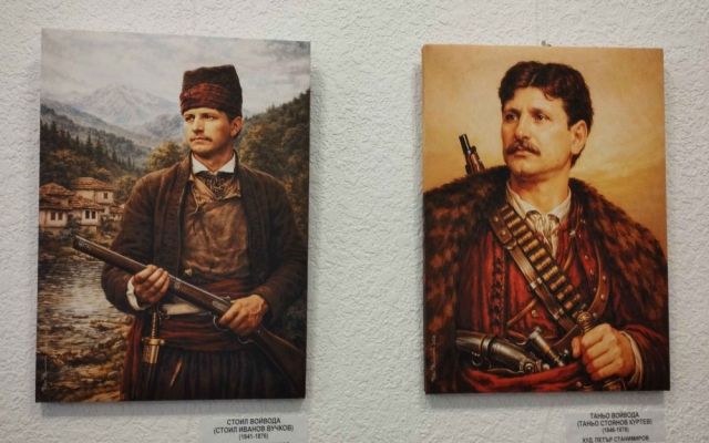 Урок по история в библиотеката: ПГХТ – Сливен почете героите от Април 1876-а