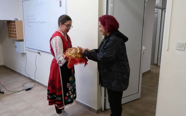 В очакване на Никулден с Дора Куршумова  и учениците на ПГХТ „Акад. Н. Неделчев“