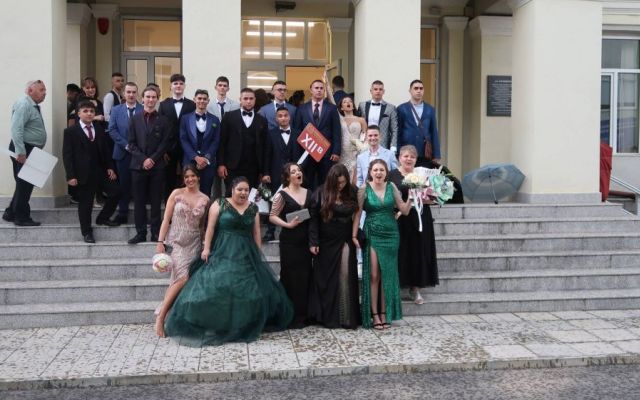 Поздравления на нашите завършващи дванадесетокласници!