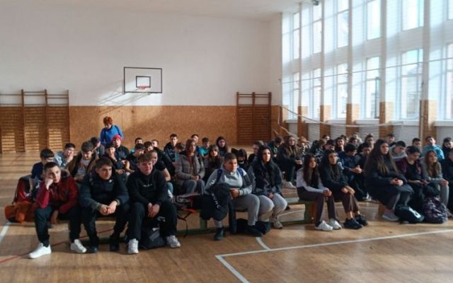 Клуб „Анимационен хоризонт“ подари коледна магия на седмокласници