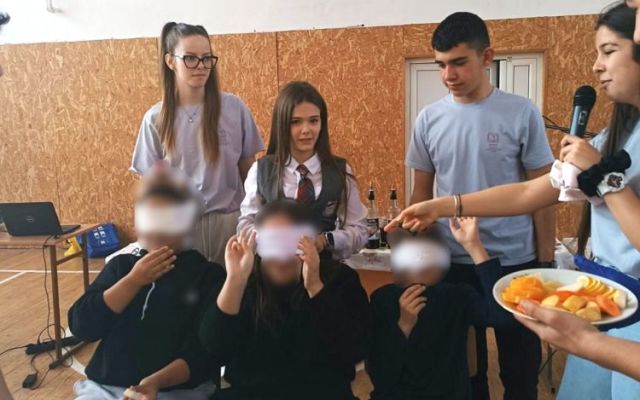 Клуб „Анимационен хоризонт“ подари коледна магия на седмокласници