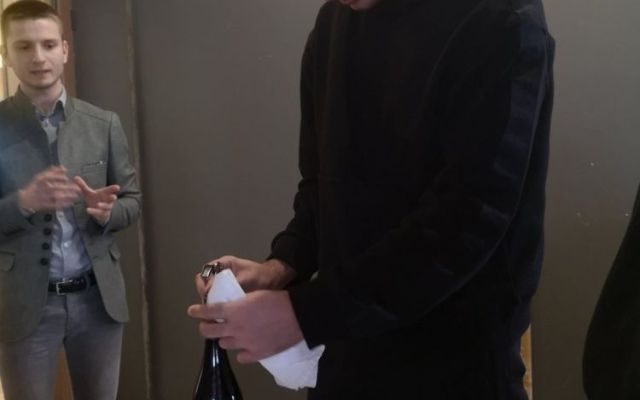 Представяне на бяло, червено вино и розе