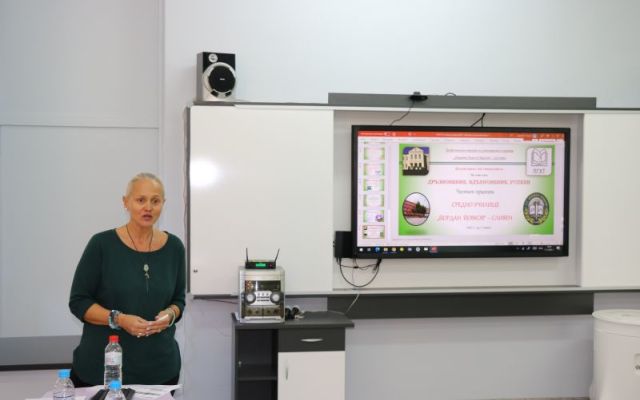 „Различният час по литература“. Споделен преподавателски опит